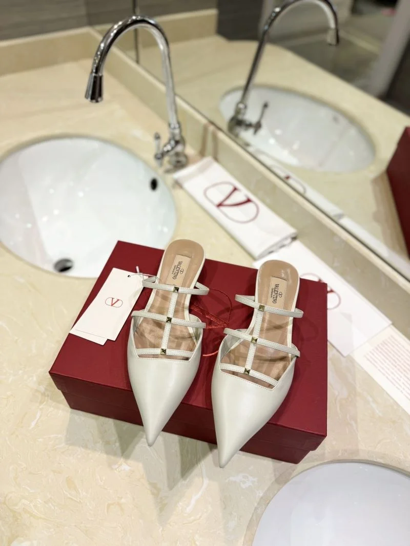 Valentino Slippers Versatile 36506
