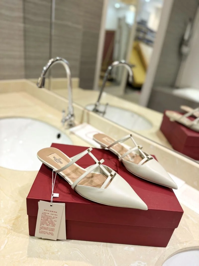 Valentino Slippers Versatile 36506