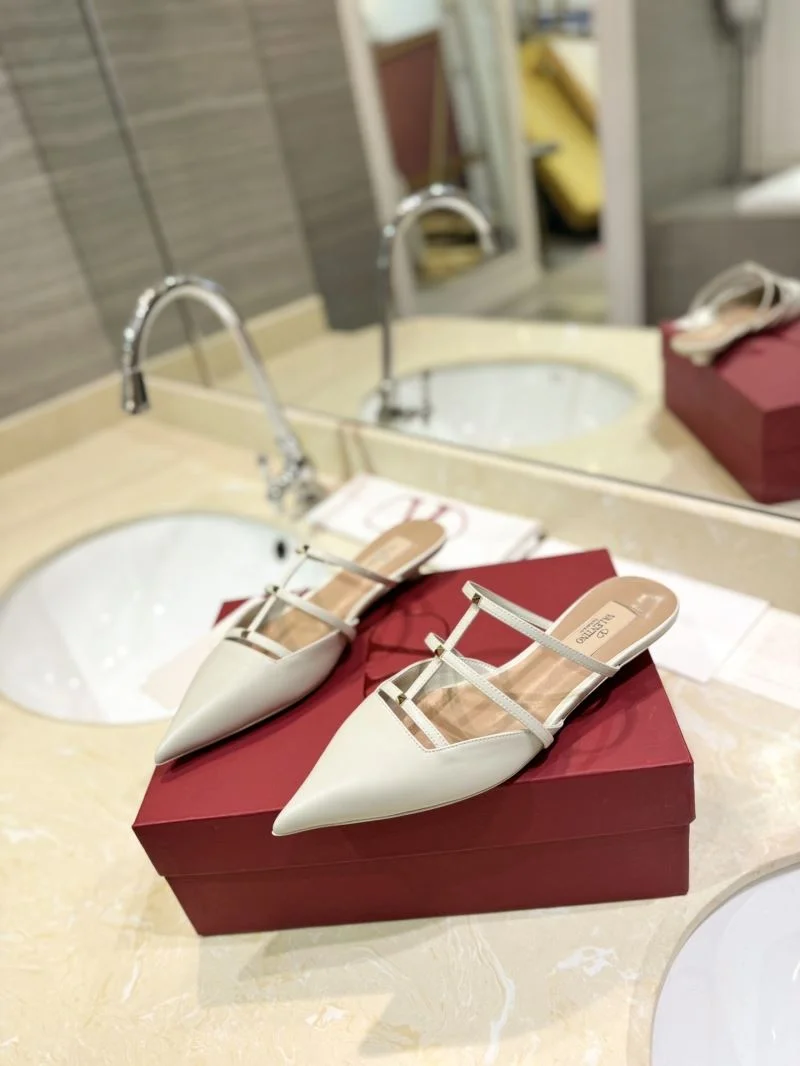 Valentino Slippers Versatile 36506