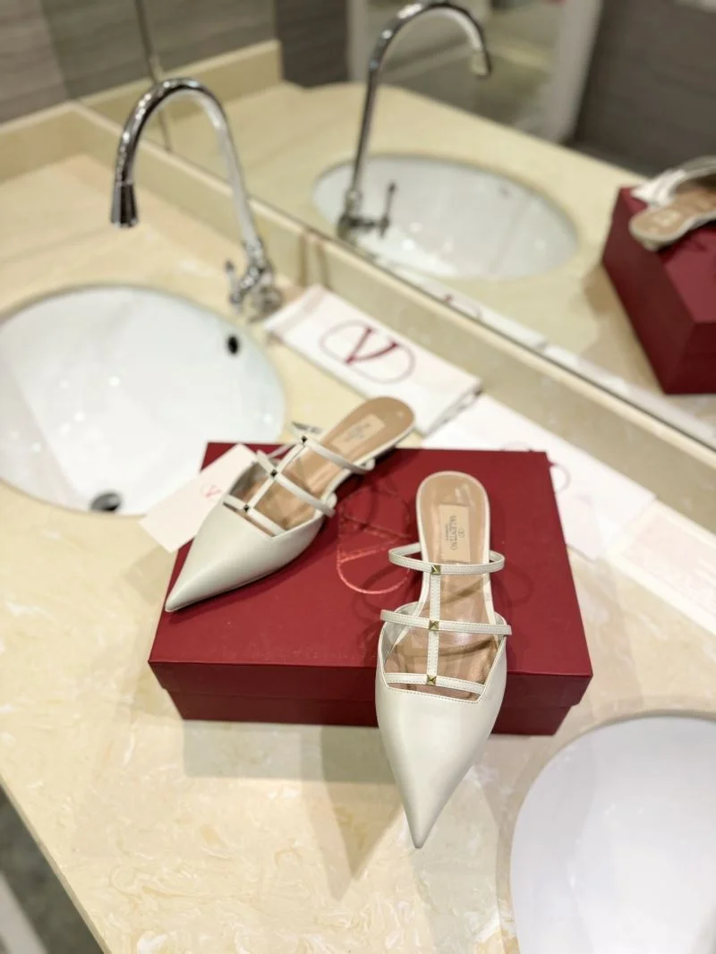 Valentino Slippers Versatile 36506