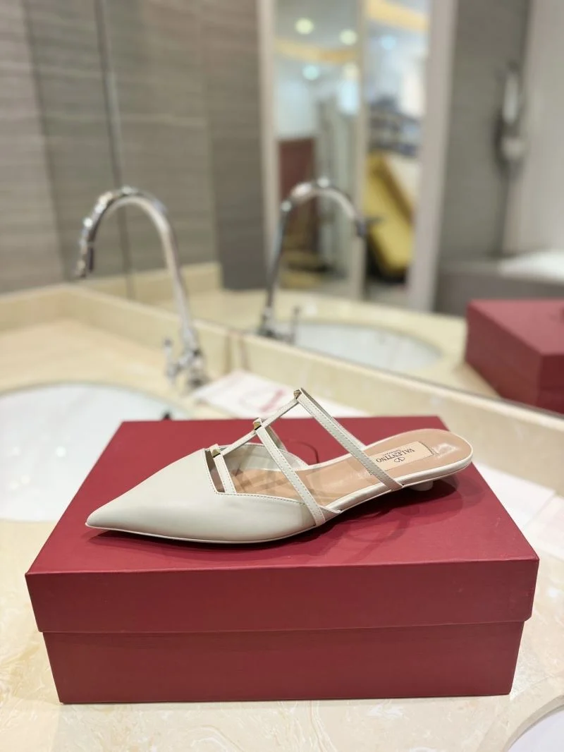 Valentino Slippers Versatile 36506