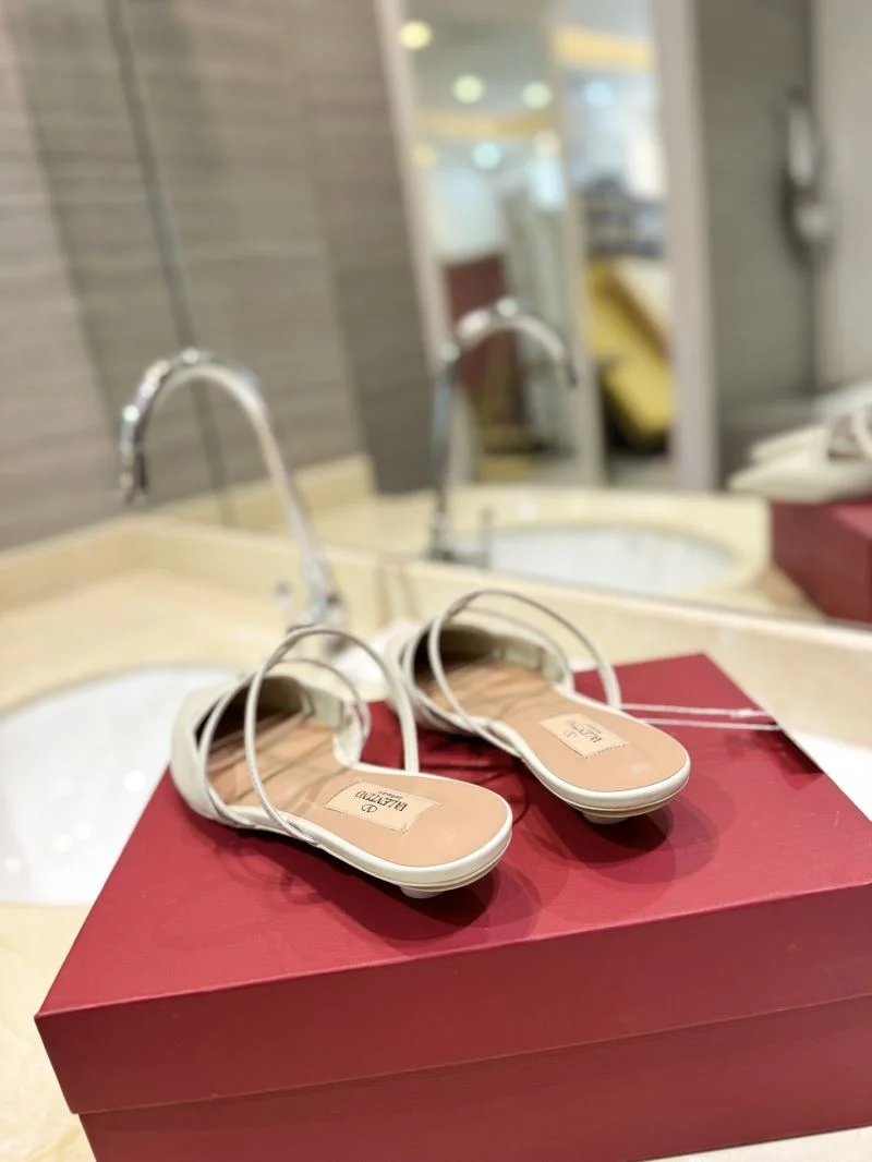 Valentino Slippers Versatile 36506