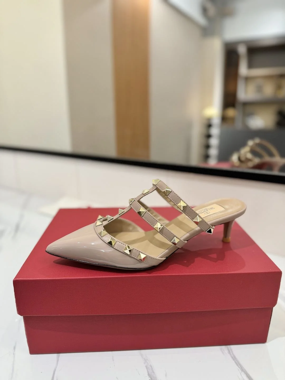 Supportive Valentino Slippers 35903