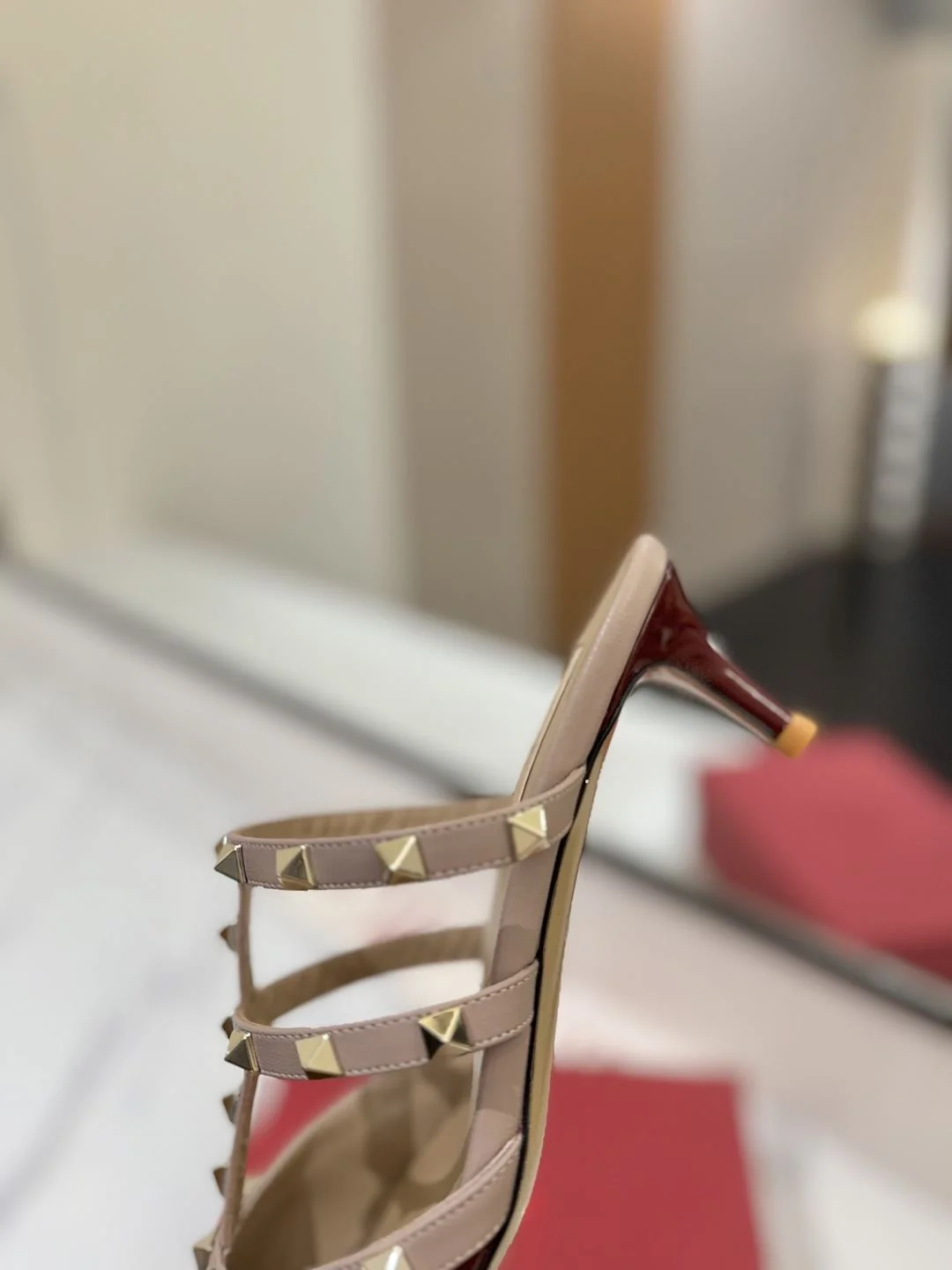 Minimalist Valentino Slippers 35901