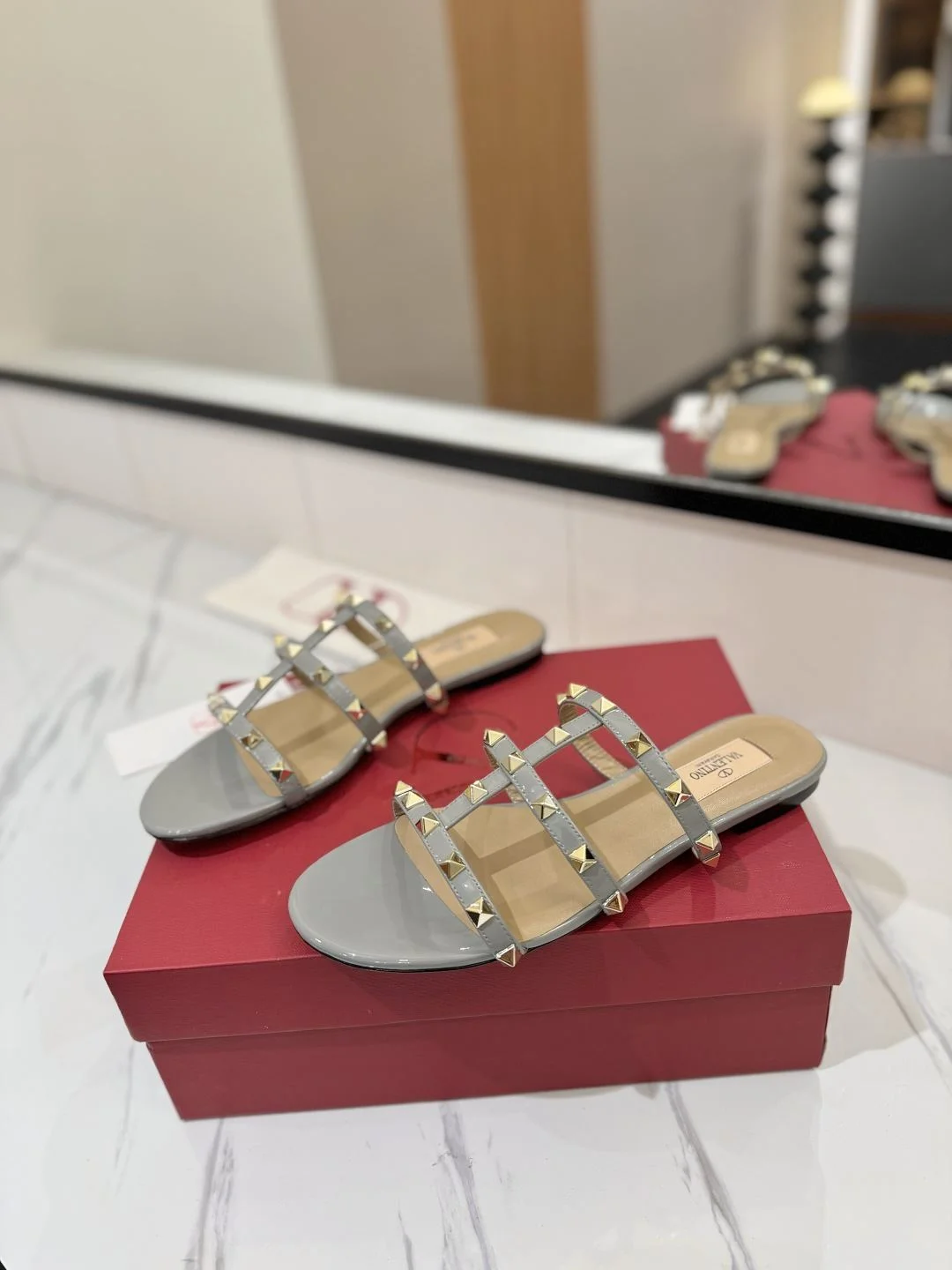 Fashionable Valentino Slippers 35885