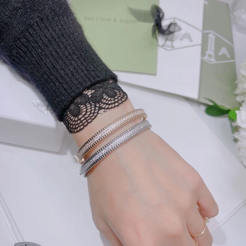 EyeCatching Vca Bracelets 255493