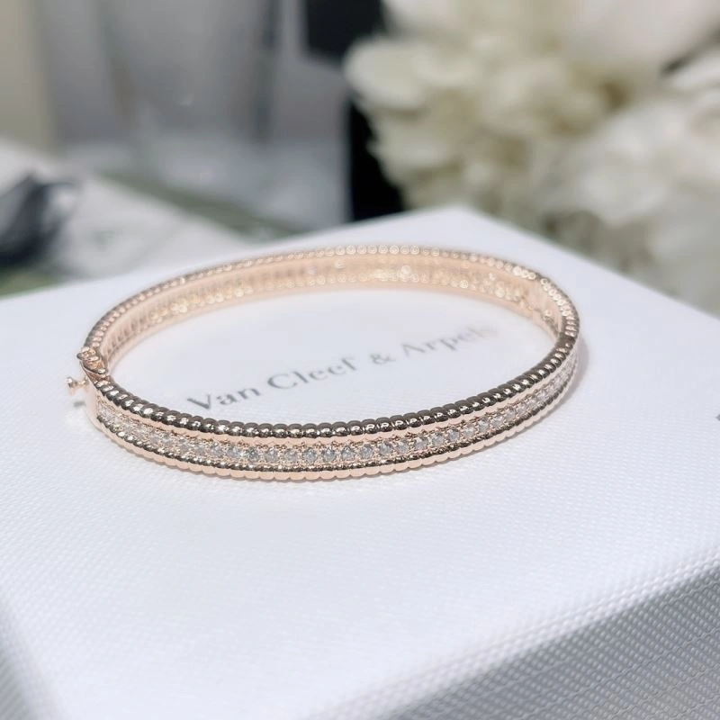 EyeCatching Vca Bracelets 255493