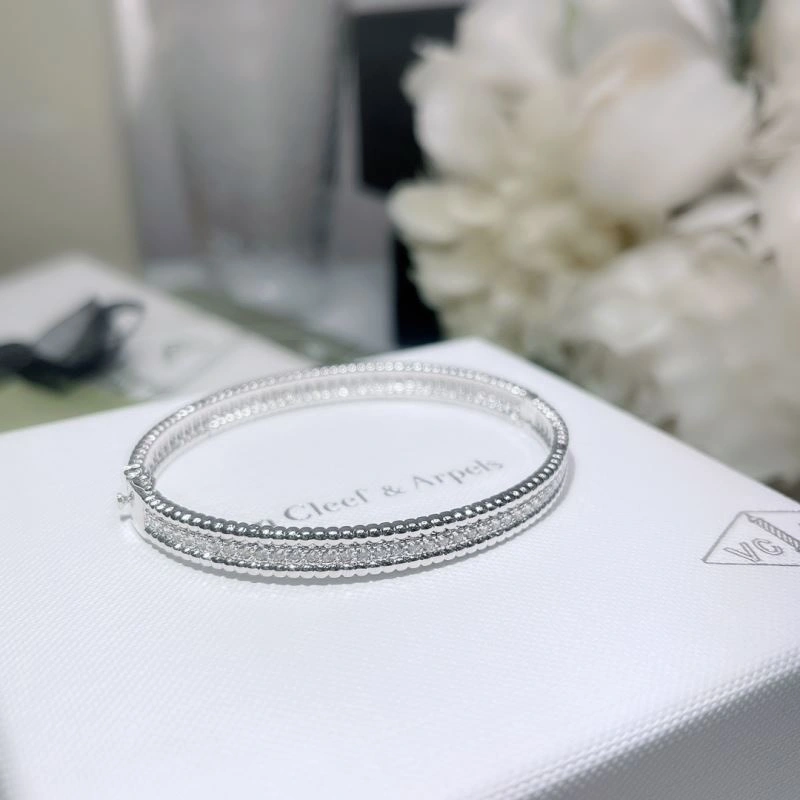 EyeCatching Vca Bracelets 255493