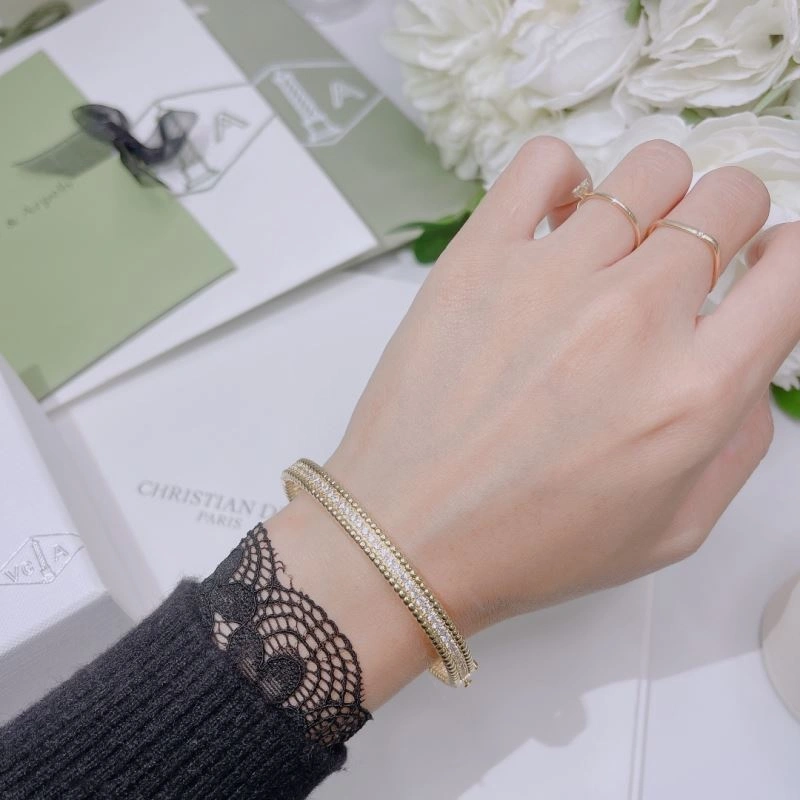 EyeCatching Vca Bracelets 255493