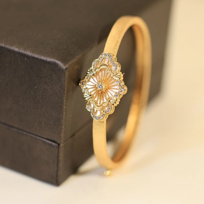 Lightweight Vca Bracelets 255473