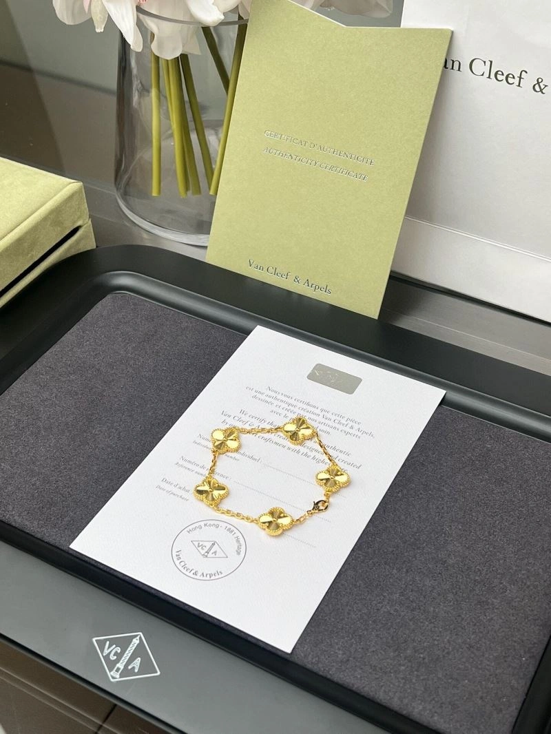 EyeCatching Vca Bracelets 255317