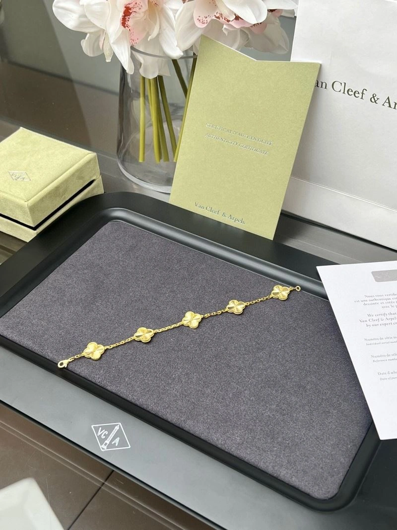 EyeCatching Vca Bracelets 255317