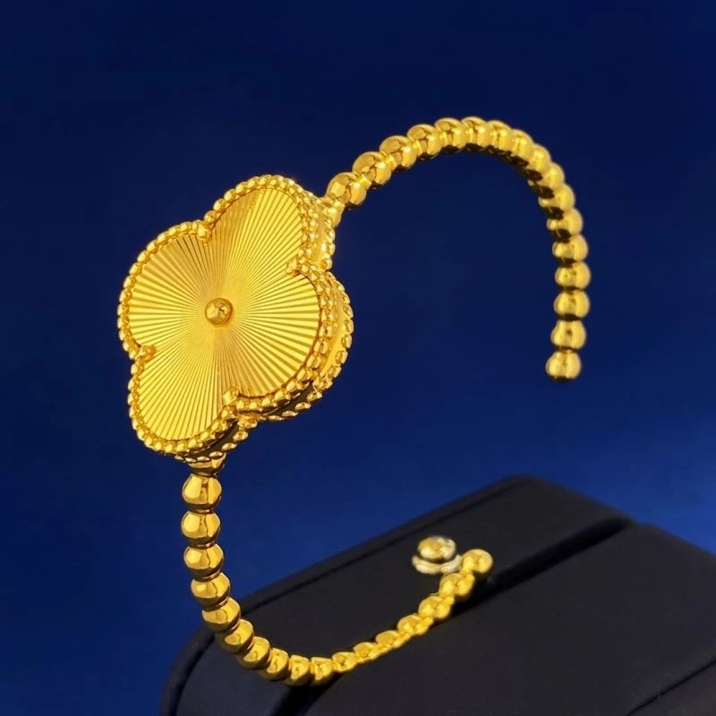 Tailored Vca Bracelets 255066