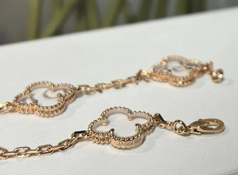 Sleek Vca Bracelets 255039