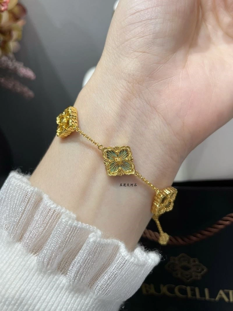 Versatile Vca Bracelets 254578