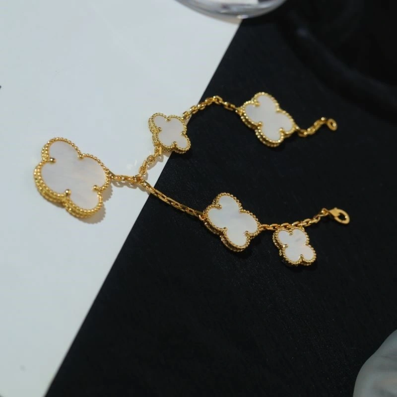 Sporty Vca Bracelets 254459