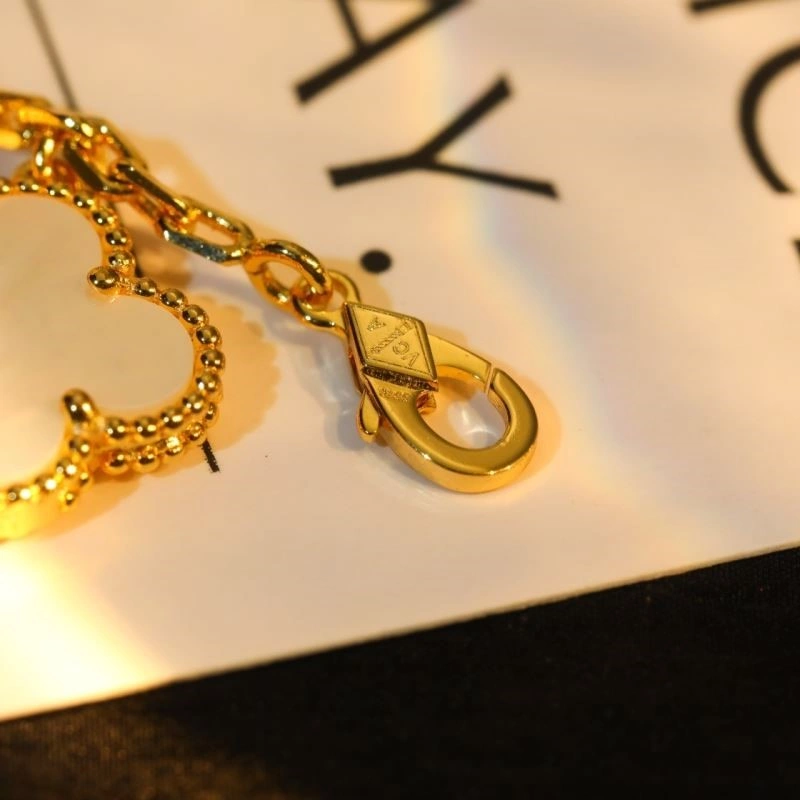 Sporty Vca Bracelets 254459