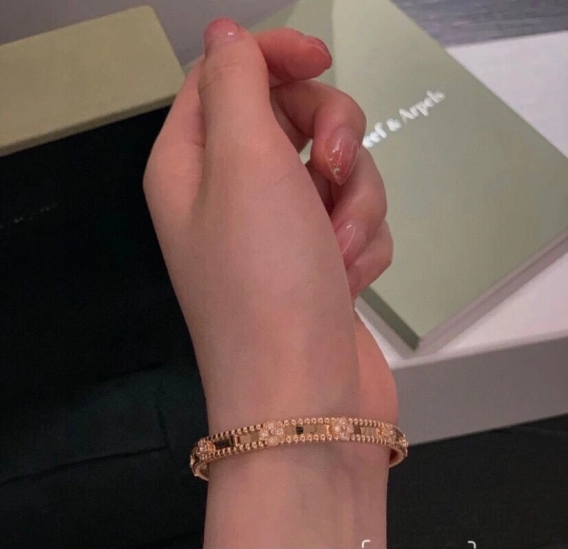Minimalist Vca Bracelets 254103