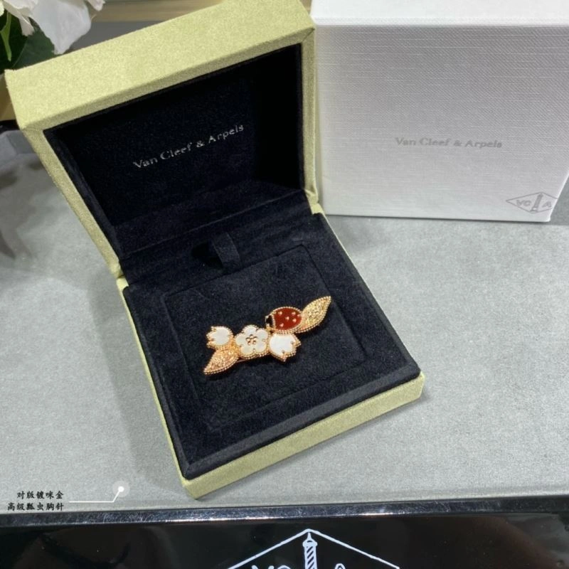 Vca Brooches Breathable 255286