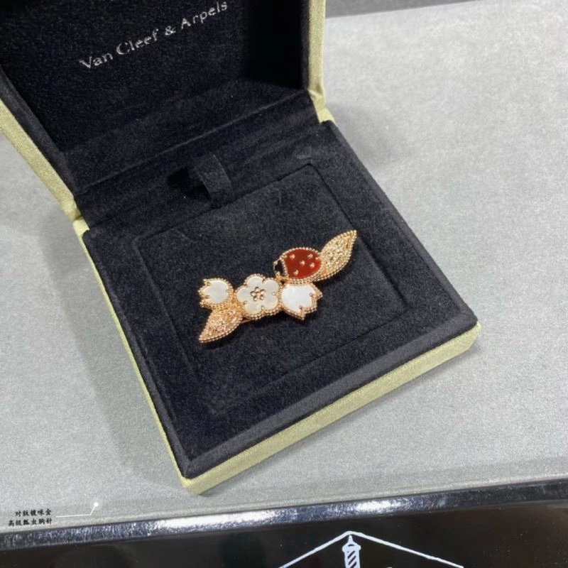 Vca Brooches Breathable 255286