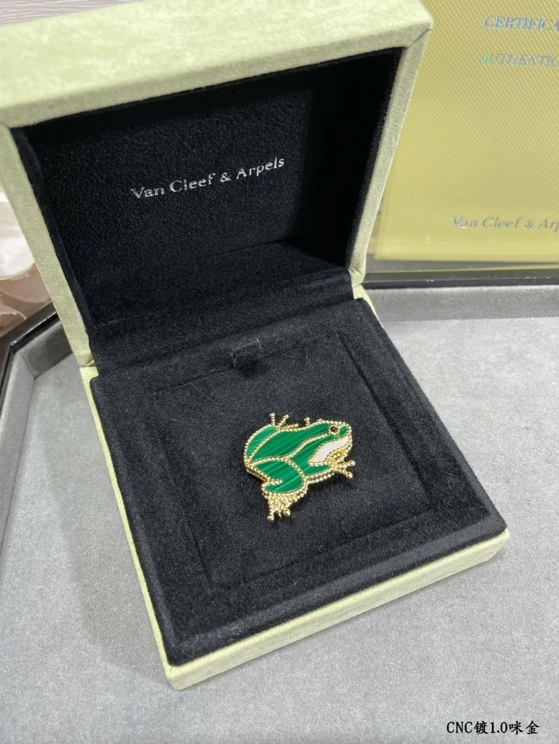 Versatile Vca Brooches 254776