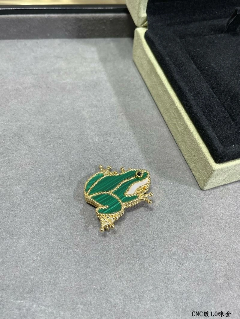 Versatile Vca Brooches 254776