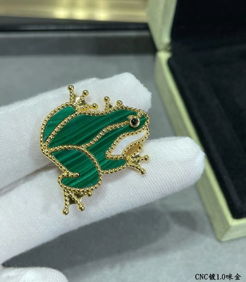 Versatile Vca Brooches 254776