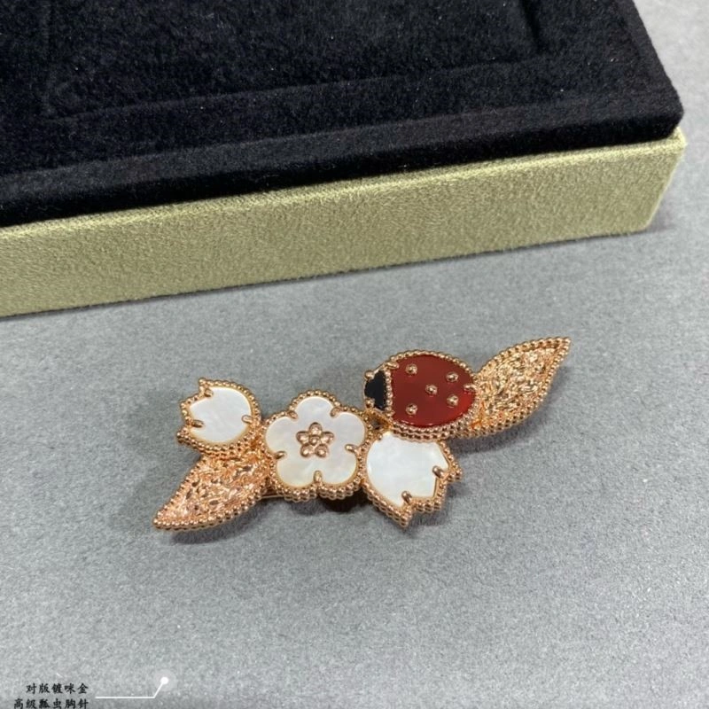 Functional Vca Brooches 254785
