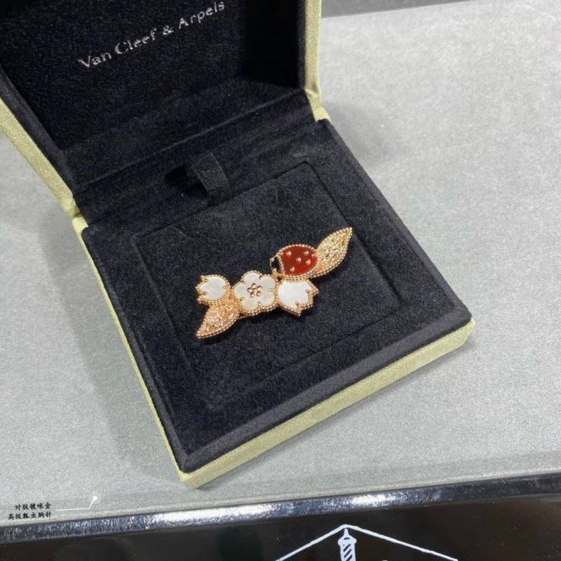 Functional Vca Brooches 254785