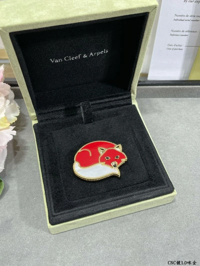 Sophisticated Vca Brooches 254768