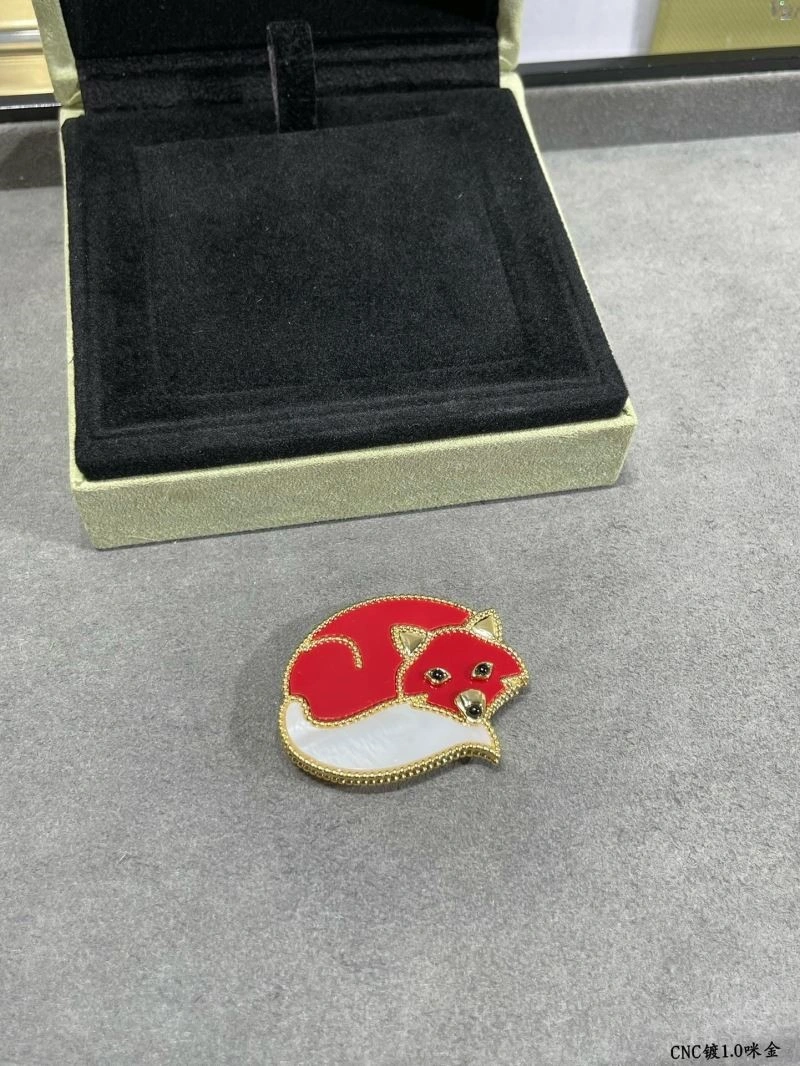 Sophisticated Vca Brooches 254768