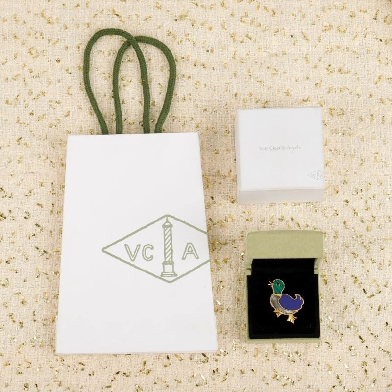 Compact Vca Brooches 254366