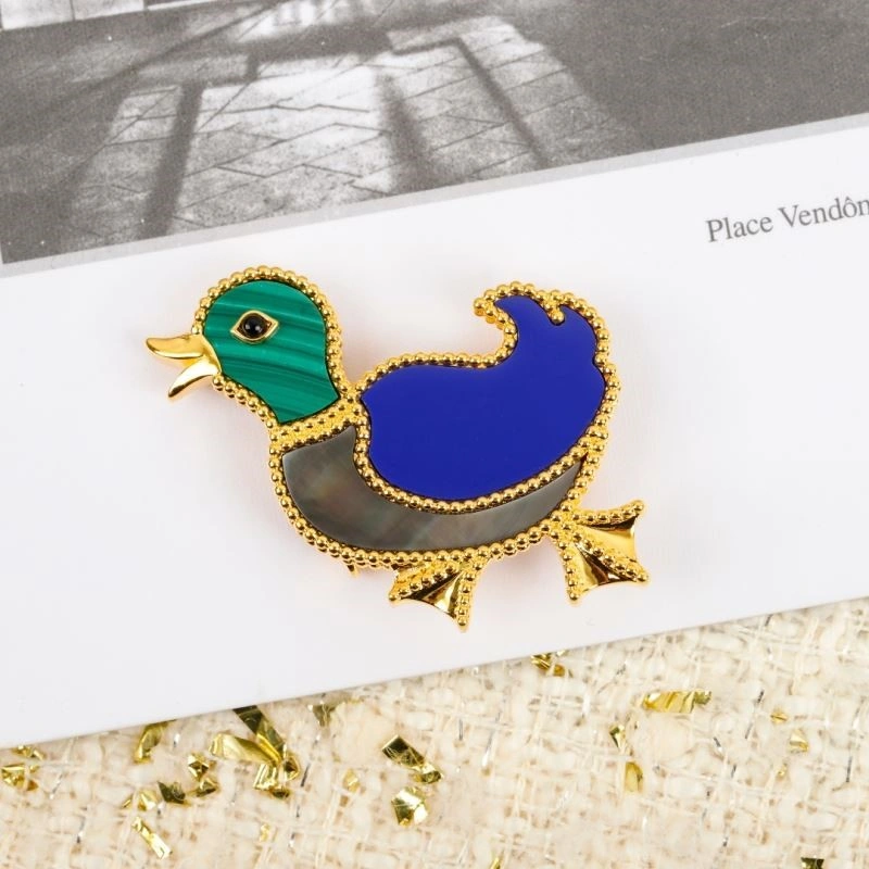 Compact Vca Brooches 254366