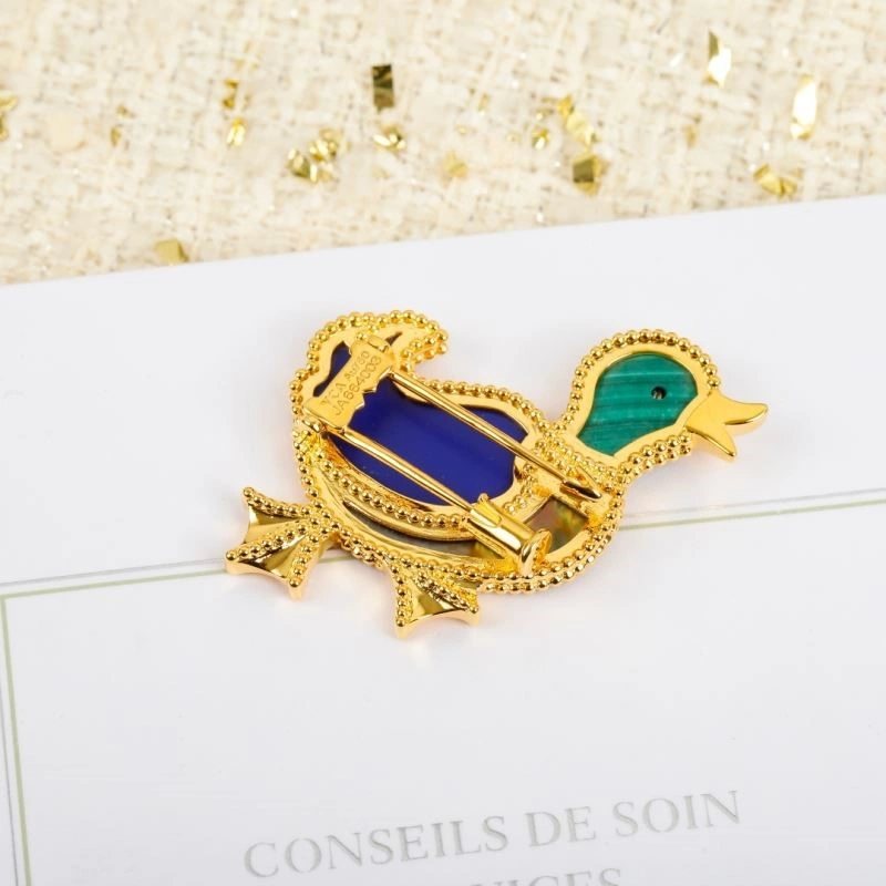 Compact Vca Brooches 254366