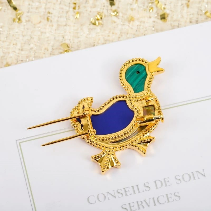 Compact Vca Brooches 254366