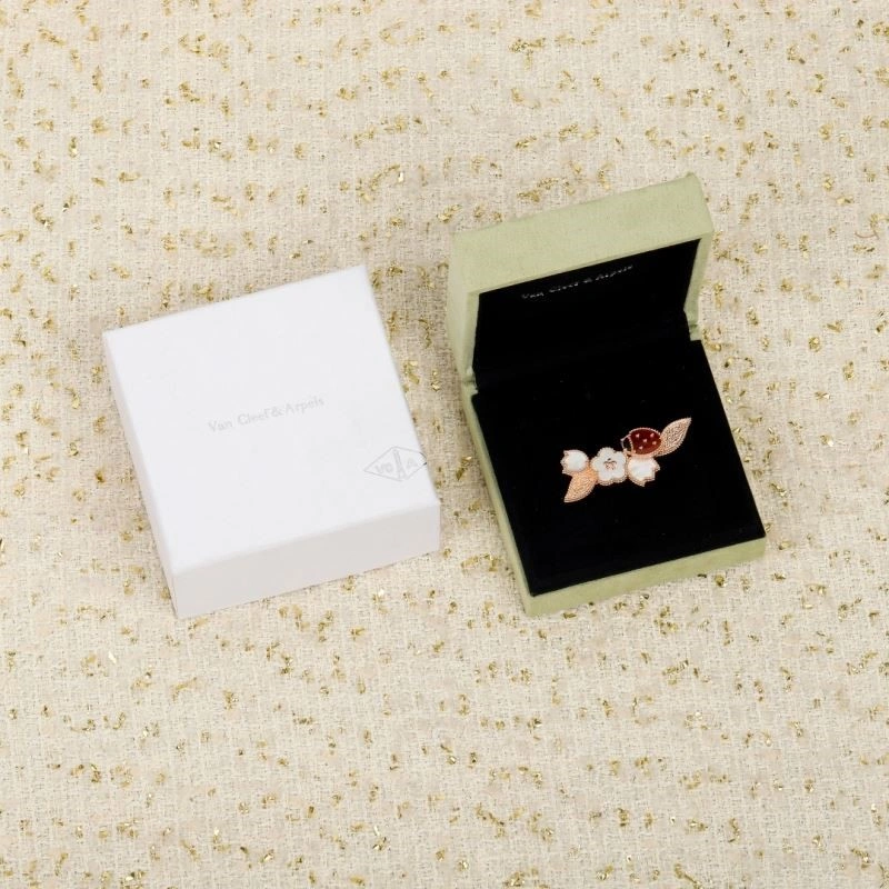 Classic Vca Brooches 254380