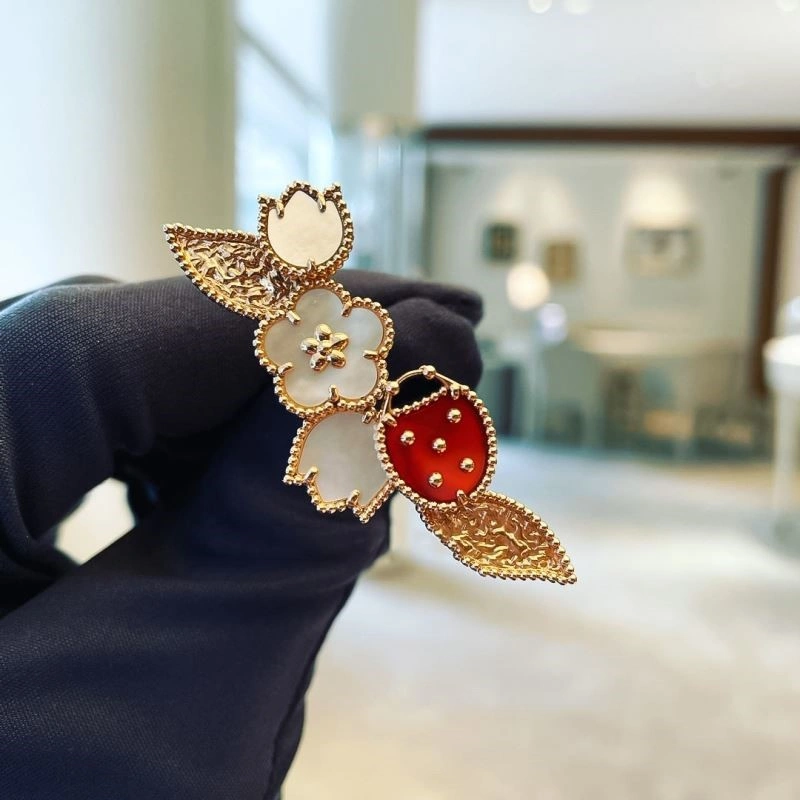 Classic Vca Brooches 254380