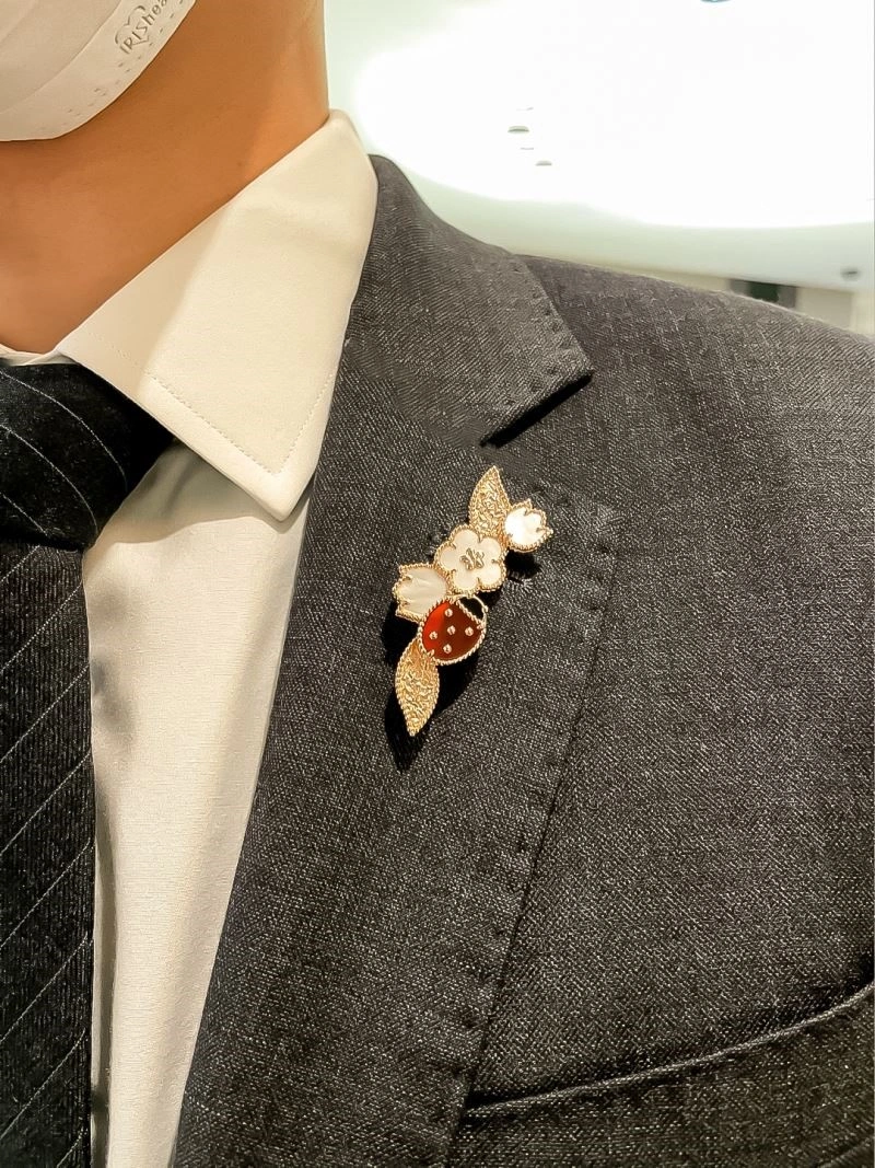 Classic Vca Brooches 254380
