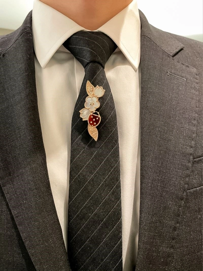 Classic Vca Brooches 254380