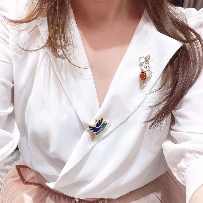 Classic Vca Brooches 254380