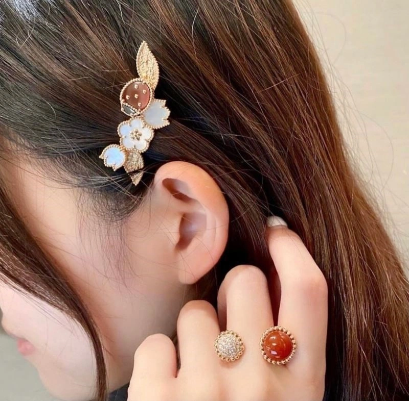 Classic Vca Brooches 254380