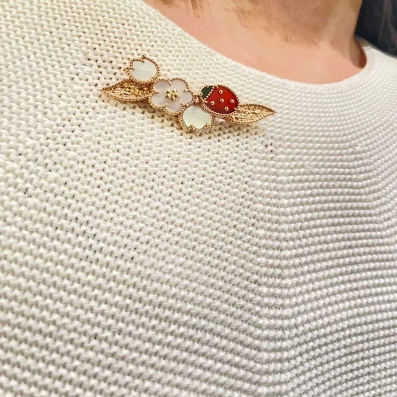 Classic Vca Brooches 254380