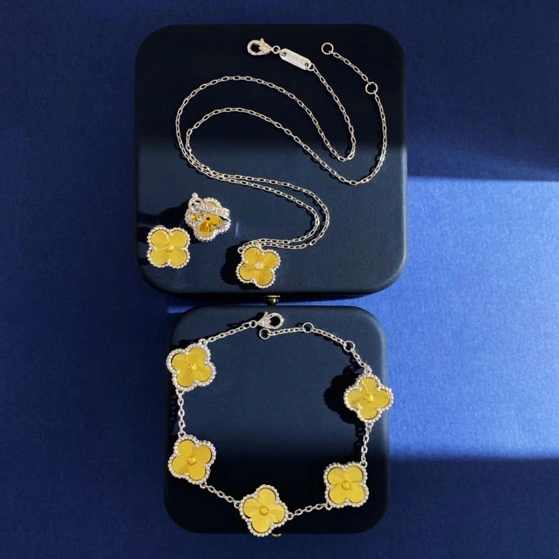EyeCatching Vca Earrings 255249