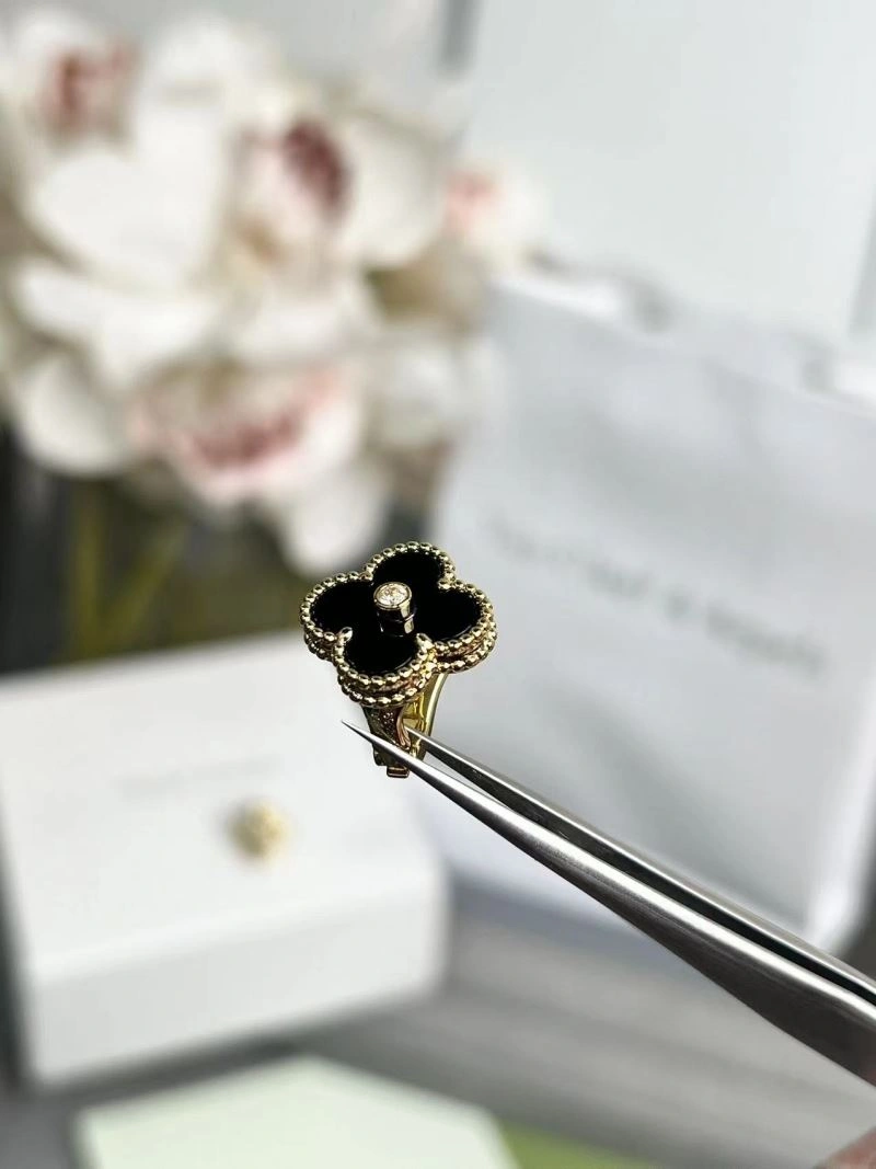 BestValue Vca Earrings 255225