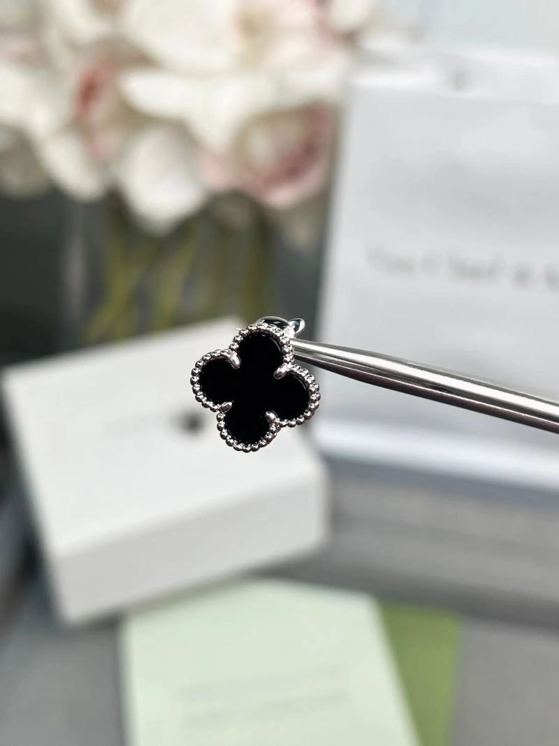 Flexible Vca Earrings 254733