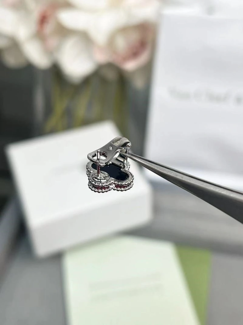 Flexible Vca Earrings 254733