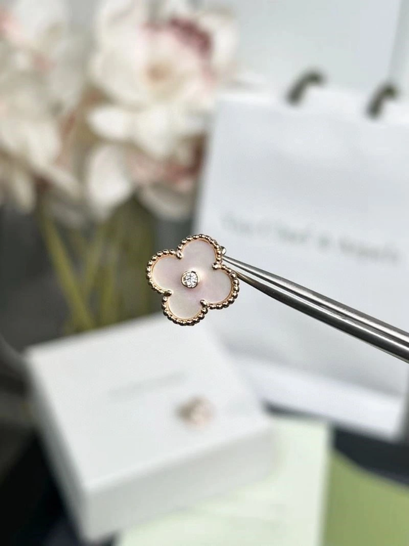 Supportive Vca Earrings 254752