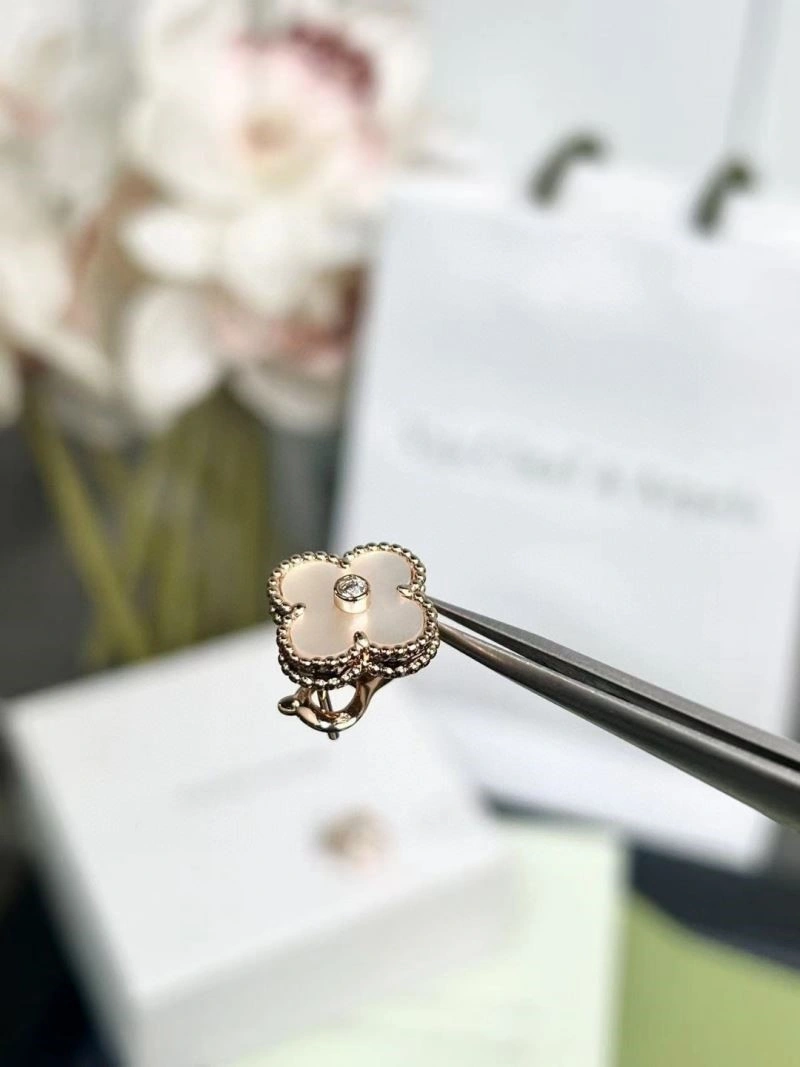 Supportive Vca Earrings 254752