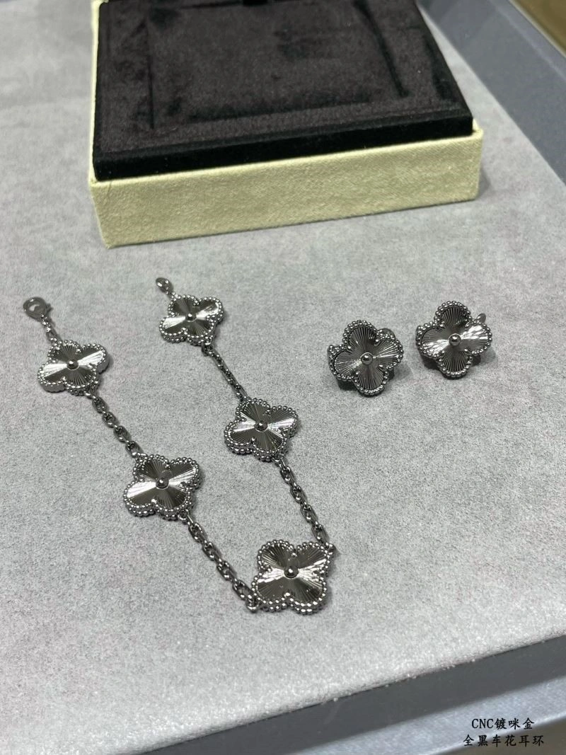 Vca Earrings SmoothTexture 254698