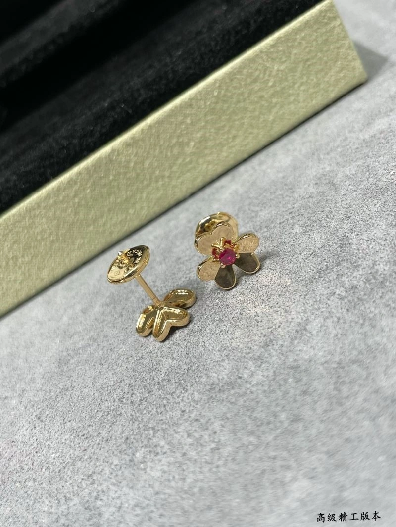 Sleek Vca Earrings 254711